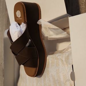 Brand new Yellow Box Joann size 8